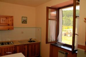 Kuchyň nebo kuchyňský kout v ubytování Agriturismo La Praduscella