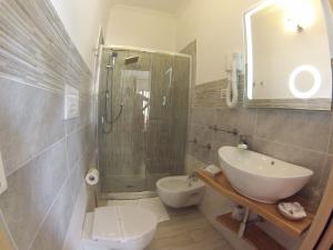 a bathroom with a sink and a shower and a toilet at Tropeacentro in Tropea