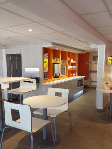 A kitchen or kitchenette at Premiere Classe Lille Sud - Seclin