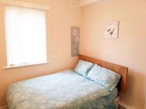 a bed in a room with a window and a bed sidx sidx sidx at Blackpoolholidaylets Vicarage Lane in Blackpool