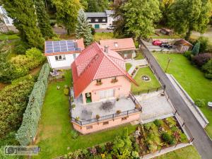 eine Luftansicht eines Hauses mit Solardach in der Unterkunft Ferienhaus Harzidyll in Schierke