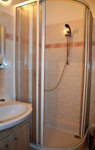 y baño con ducha y lavamanos. en Excalibur Penzion a Restaurace en Moravská Třebová