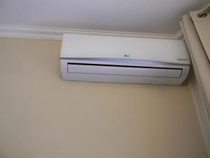 a air conditioner on the ceiling of a room at Tropeacentro in Tropea