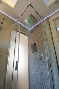 um chuveiro com uma porta de vidro na casa de banho em Albergo Ardesio Da Giorgio em Ardesio