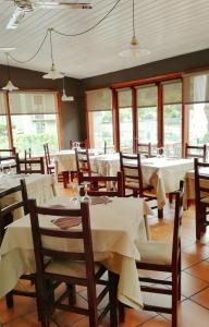 Reštaurácia alebo iné gastronomické zariadenie v ubytovaní HostalTina