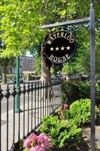 Vottorð, verðlaun, skilti eða annað skjal til sýnis á Waterloo Town House & Suites