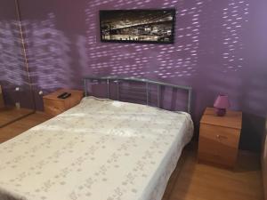 Postel nebo postele na pokoji v ubytování Málnás Macska Apartman