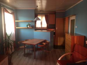 A seating area at Málnás Macska Apartman