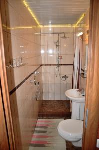 Ванна кімната в Oti Guesthouse