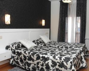 A bed or beds in a room at Hotel HC Sigüenza