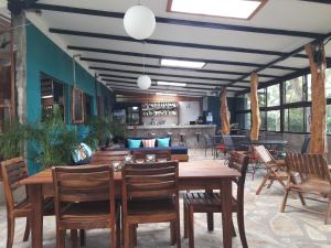 ein Esszimmer mit einem Tisch und Stühlen in der Unterkunft Xalli Beach Hotel in Altagracia