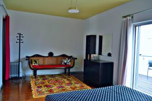 - une chambre avec un lit et un tapis au sol dans l'établissement vista dos arrifes, à Funchal