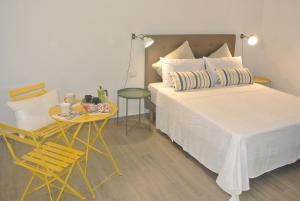 アグローポリにあるB&B Quattordiciのベッドルーム1室(ベッド1台、テーブル、椅子付)
