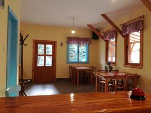 a kitchen and dining room with a table and chairs at Prenoćište Vila Stara Breza in Palić