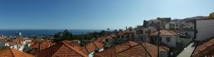 une vue sur une ville avec des toits de bâtiments dans l'établissement vista dos arrifes, à Funchal