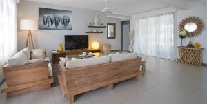a living room with a couch and a tv at Marosalie in Pereybere
