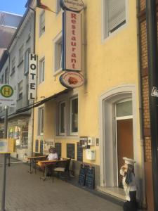 un bâtiment avec un panneau indiquant un restaurant dans une rue dans l'établissement Hotel Schweizer Stubb, à Kaiserslautern