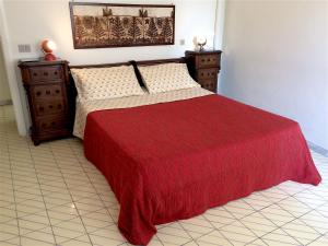 ナポリにあるBelcantoのベッドルーム1室(赤い毛布付きのベッド1台付)