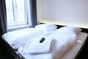 Una cama o camas en una habitación de easyHotel Zürich City Centre