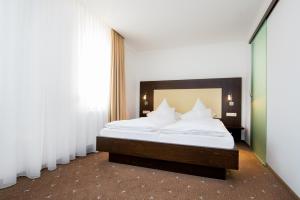 Postel nebo postele na pokoji v ubytování Hotel Landgasthof Birkenfelder Hof