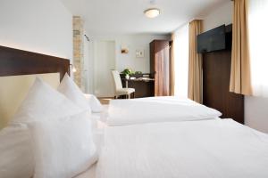 Postel nebo postele na pokoji v ubytování Hotel Landgasthof Birkenfelder Hof