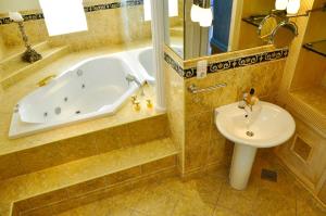 Kúpeľňa v ubytovaní VILLA MARJAN - 3 bdr, 3 bath, parking