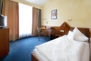 Postel nebo postele na pokoji v ubytování Hotel Landgasthof Birkenfelder Hof