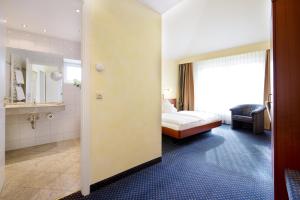 Postel nebo postele na pokoji v ubytování Hotel Landgasthof Birkenfelder Hof