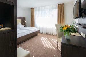 Postel nebo postele na pokoji v ubytování Hotel Landgasthof Birkenfelder Hof
