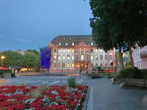 un gran edificio con un montón de flores delante de él en Osteiner Hof by The Apartment Suite, en Mainz