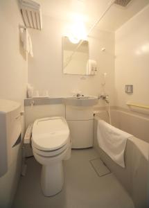 土浦的住宿－Crown Hills Tsuchiuraekihigashi，白色的浴室设有卫生间和水槽。