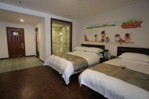 Nostalgia Hotel Zhangjiakou- Near The Grass Skyline, Dajingmen, 20 minutes away from Zhangjiakou High-speed Railway Station, Free ice cream, mineral water, coffee, snacks and laundry service, English communication well客房内的一张或多张床位