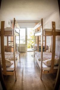 Двухъярусная кровать или двухъярусные кровати в номере Yacht Club Bezdrev