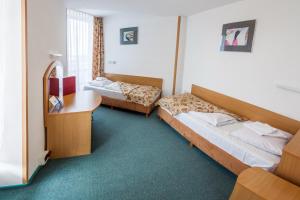 Posteľ alebo postele v izbe v ubytovaní Hotel Jaskółka + 37 fotografií