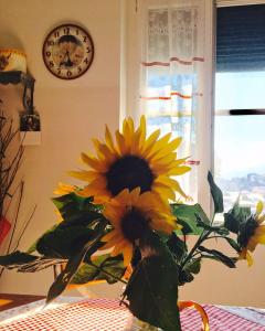 a vase filled with sunflowers sitting on a table at B&B Il Filo Di Arianna in Imperia