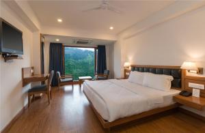 Country Inn Premier Pacific Mall Road Mussoorie客房内的一张或多张床位