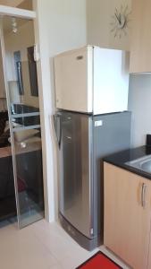 eine Küche mit einem Kühlschrank aus Edelstahl in einem Zimmer in der Unterkunft Tagaytay Cool Spot in Tagaytay