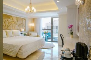 um quarto com uma cama grande e uma sala de jantar em Qbic City Hotel em Lárnaca