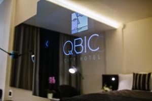 TV a/nebo společenská místnost v ubytování Qbic City Hotel