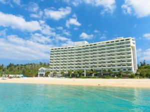 un hotel en la playa junto al océano en Kanehide Kise Beach Palace en Nago