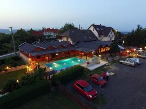 eine Luftansicht eines Hauses mit Pool in der Unterkunft Vándor Vigadó in Zalaegerszeg