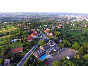 une vue aérienne sur un petit village avec une route dans l'établissement Vándor Vigadó, à Zalaegerszeg