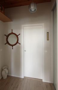 フェカンにあるLe quai Maupassantの鏡付きの部屋の白いドア