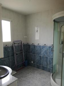 La salle de bains est pourvue d'une douche et d'un lavabo. dans l'établissement Maison Matha, à La Cotinière
