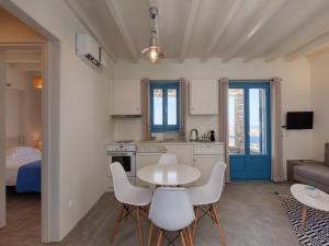 a kitchen and living room with a table and chairs at Serifos Blue in Rámos