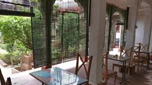 ein Raum mit Tischen und Stühlen und einem großen Fenster in der Unterkunft Sadar Haveli Heritage in Jodhpur + 87 Fotos