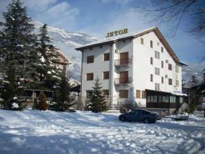 ein Hotel mit einem Auto im Schnee in der Unterkunft Dujany in Nus