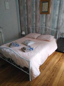 a bed with two towels on it in a bedroom at la Tourelle en Normandie in Saint-Pierre-Église