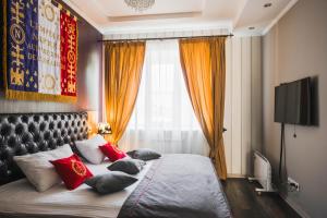 スモレンスクにあるArt Hotel Kutuzovのベッドルーム1室(枕付きのベッド1台、窓付)