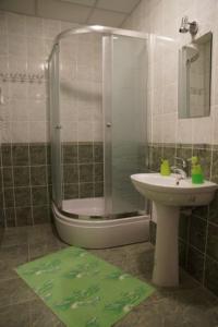 Koupelna v ubytování Hotel Nova + 37 fotografií